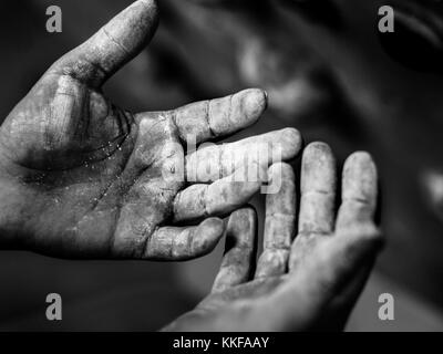Vista laterale di entrambi i palmi di un maschio. fotografia in bianco e nero di entrambe le Palme coperte in Chalk. stropicciata palme di uno scalatore Foto Stock