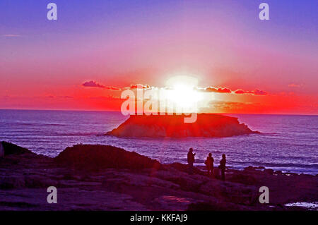 Tramonto mozzafiato a Agios Georgios capo drepano paphos cipro con focus sulle figure in primo piano Foto Stock