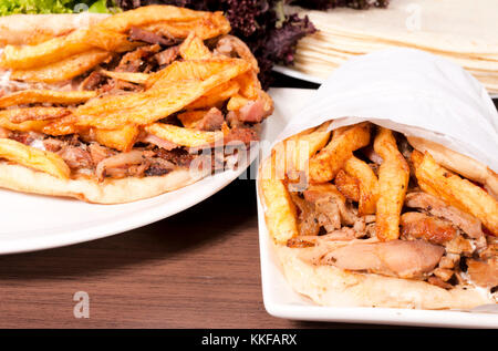 Kebab di pollo sul piatto Foto Stock