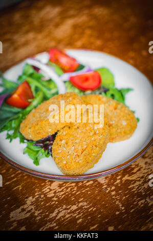 Pepite di pollo con insalata Foto Stock