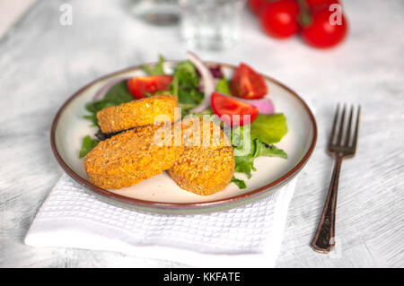 Pepite di pollo con insalata Foto Stock