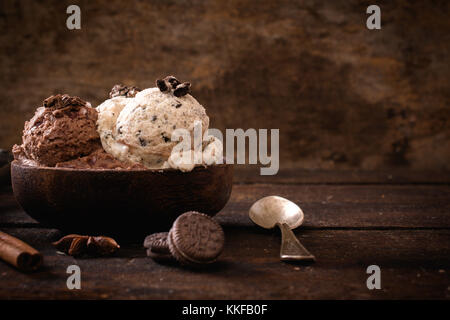 Cioccolato e stracciatella gelati in vaschetta di legno,fuoco selettivo Foto Stock