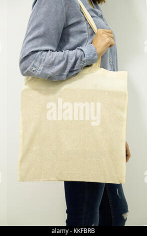 Donna che mantiene in cotone bianco tote bag Foto Stock