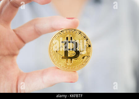 Busineswoman mostra bitcoin Foto Stock