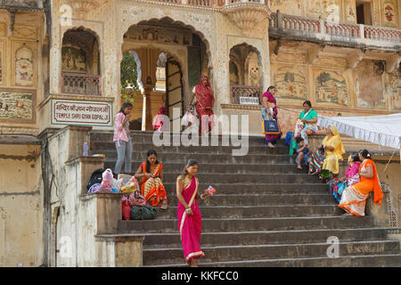 JAIPUR, INDIA, 27 Ottobre 2017 : popolo indiano a Galtaji (Khole Ke Hanuman Ji). Questo è un antico pellegrinaggio indù sito nella città di Khania-Balaj Foto Stock