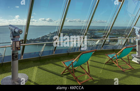 Antenna Sedie a sdraio che si affaccia Gosport e Isola di Wight, artificiale graa,Spinnaker Tower, Emirates, Gun Wharf, Portsmouth Novembre 2017 Foto Stock