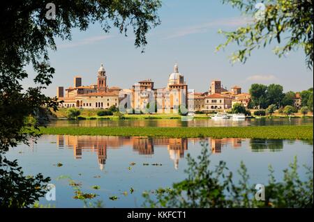 Mantova, Lombardia, Italia. SW attraverso il Lago di Mezzo a Saint Georges castello, Castello di San Giorgio e la città medievale centro Foto Stock