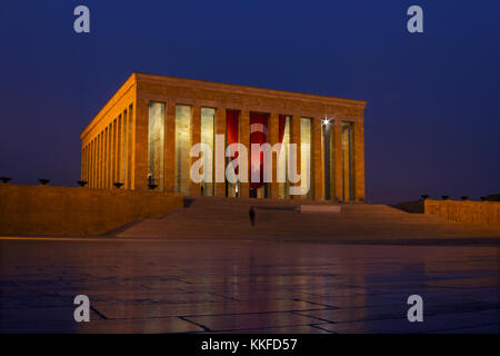 Mustafa Kemal Ataturk`s Mausoleo con bandiera turca ad Ankara di notte Foto Stock