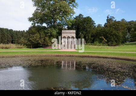 Sedile gotico follia da James paine, 1764, hardwick park, sedgefield county durham, North East England, guardando oltre il lago circolare. Foto Stock