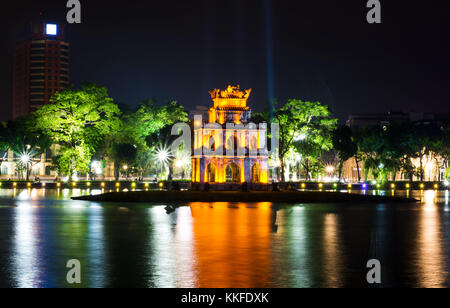 Turtle Torre di Hanoi lago Hoan Kiem in Vietnam vista notturna Foto Stock