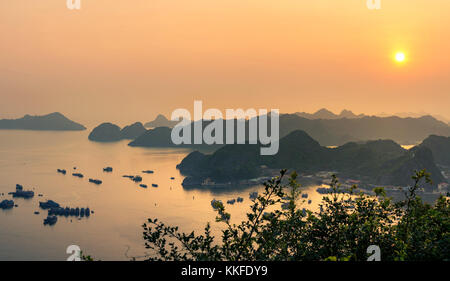 Cat ba panorama cittadino in Vietnam al tramonto, vista da Canon fort Foto Stock