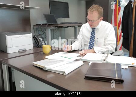 Regista americano della casa bianca ufficio di gestione e di bilancio e direttore del consumer financial protection bureau mick mulvaney recensioni documenti durante il suo primo giorno come direttore novembre 28, 2017 a Washington D.C. Foto Stock