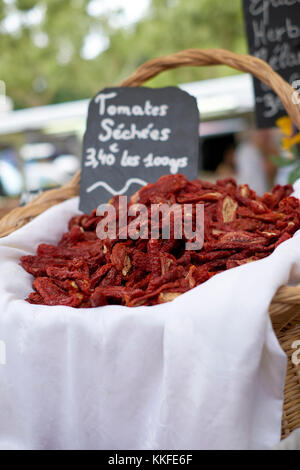 Pomodori secchi in vendita su una bancarella francese del mercato alimentare all'aperto (attenzione minima) Foto Stock