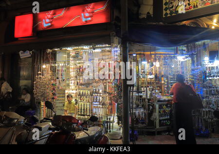 La gente visita Colaba Causeway mercato nel centro cittadino di Mumbai in India. Foto Stock