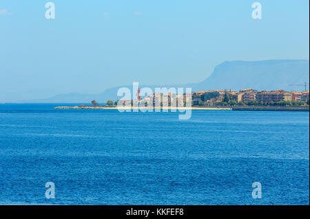 Vista del Messina stretto di mare e coste dal lato del traghetto per la Sicilia Isola, Italia Foto Stock