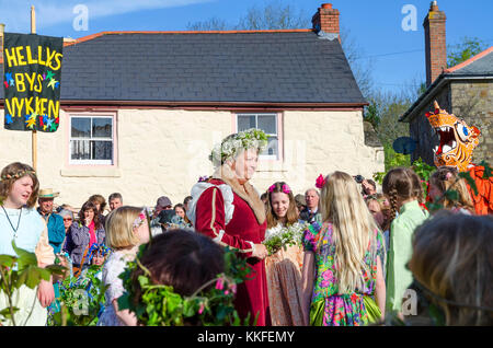 I partecipanti al hal-un-corteo di traino sulla flora giorno in helston, Cornwall, Inghilterra, Regno Unito. Foto Stock