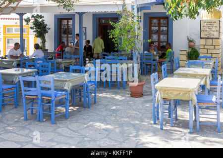 24 agosto 2017 - lipsi island, Grecia - una piccola taverna nella piazza centrale di lipsi island, Dodecaneso, Grecia Foto Stock