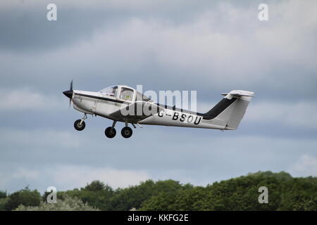 G-bsou, un privato Piper PA-38-112 tomahawk, poco dopo il decollo da prestwick international airport, Ayrshire. Foto Stock