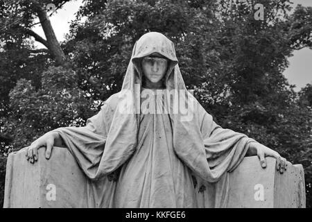 La signora protetti del cimitero di Hollywood veglia su di una famiglia cripta. Foto Stock