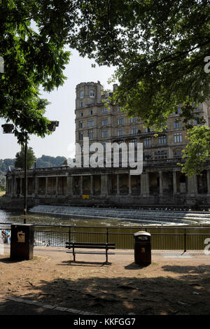 L'Empire Hotel edificio e il fiume Avon a Bath, Inghilterra, Regno Unito Foto Stock