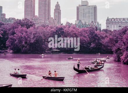 Coppie in barca a remi in barca nel parco centrale di lago, la città di new york Foto Stock