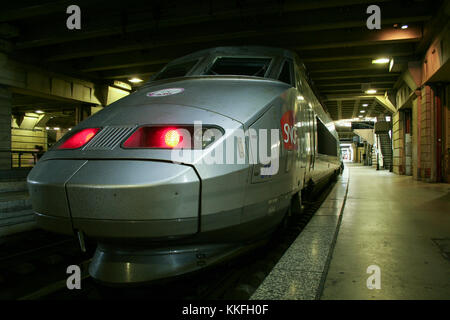 PARIGI, FRANCIA - 19 AGOSTO 2006: Treno veloce francese TGV pronto per la partenza sulla piattaforma della stazione ferroviaria di Parigi Montparnasse. Il treno a grande Vit Foto Stock
