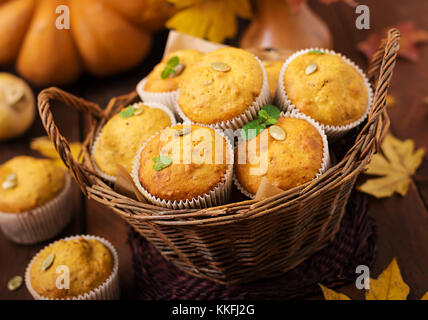 Appetitosi e rubicondo muffin con zucca e noce. Foto Stock