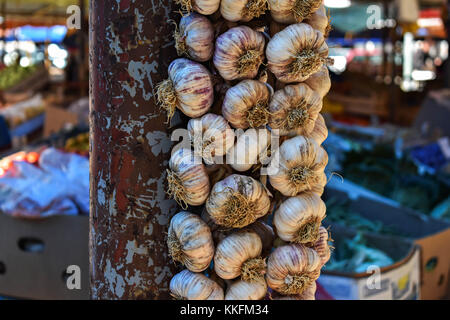 Aglio fresco sul mercato in stallo Foto Stock