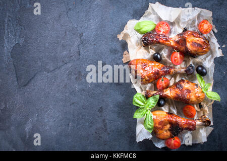 Cosce di pollo disossate di pollo con miele e spezie,lo spazio vuoto sul lato sinistro Foto Stock