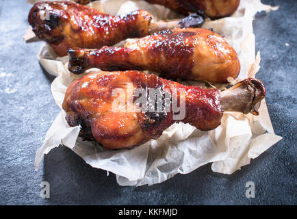 Chiudere fino al fritto di pollo Cosce di pollo disossate con miele e spezie Foto Stock