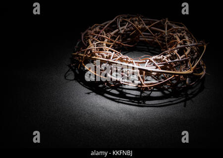 La corona di spine come posto su Gesù Cristo la testa durante la sua crocifissione a Pasqua la storia della passione Foto Stock