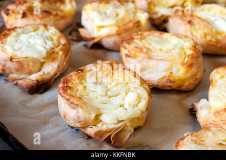 Fresca torta di formaggio fuso con il formaggio feta Foto Stock