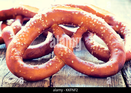 Freschi Fatti in casa bavarese tradizionale pretzel.Il fuoco selettivo nel mezzo di pretzel Foto Stock