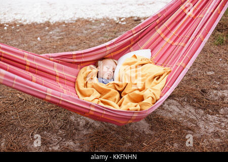 Little Boy dormire in una amaca Foto Stock