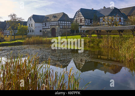 Nitschareuth, storico villaggio verde con mezzo in legno agriturismo, Turingia, Germania Foto Stock