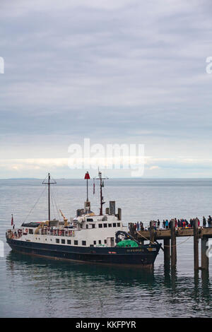 I passeggeri in attesa di bordo MS Oldenburg per tornare alla terra ferma su Lundy Island, Devon, Inghilterra Regno Unito nel mese di agosto Foto Stock