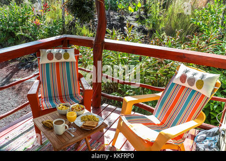 La colazione sulla bella veranda cottage nelle Hawaii Big Island Foto Stock