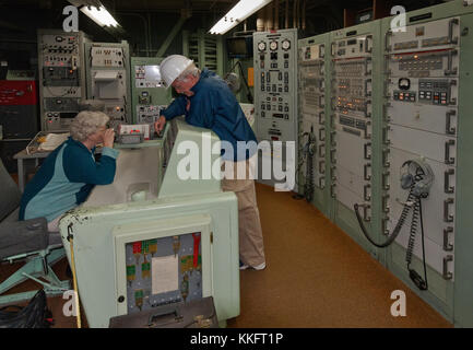 Guida e visitatore al Centro di controllo del lancio sotterraneo al Museo Titan Missile vicino a Green Valley, Arizona, Stati Uniti Foto Stock