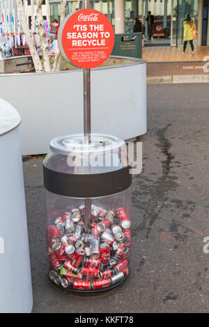 Coca Cola tis la stagione al cestino a Bournemouth Dorset, Regno Unito nel mese di novembre Foto Stock