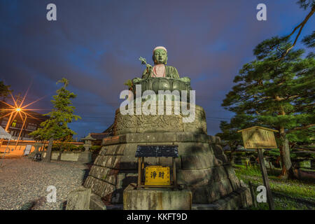 Nure Botoke 濡れ仏 (Wet Jizo) Bodhisattva seduta statua di bronzo di Jizo-Bosatsu protegge il tempio dal fuoco, Zenko-ji Temple Complex a Nagano City. Foto Stock