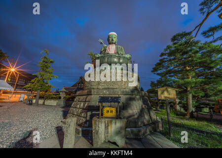Nure Botoke 濡れ仏 (Wet Jizo) Bodhisattva seduta statua di bronzo di Jizo-Bosatsu protegge il tempio dal fuoco, Zenko-ji Temple Complex a Nagano City. Foto Stock
