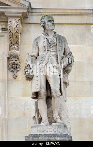 Parigi, Francia. Palais du Louvre. Statua nella cour Napoleon: Jean-Antoine Houdon (1741 -1828) francese scultore neoclassico. Foto Stock