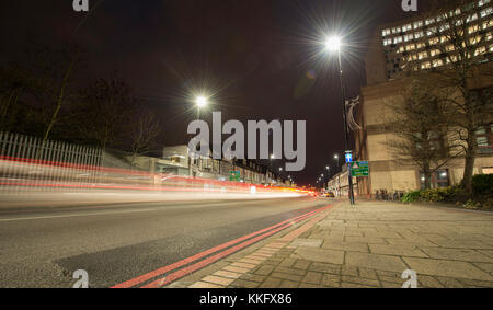 Ora di punta serale nel centro di Morden, all'estremità meridionale della Northern Line, London Borough of Merton, 30 novembre 2017 Foto Stock