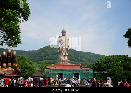 Il 17 maggio 2015. wuxi, Cina. i turisti cinesi a piedi attraverso il lingshan buddha grand scenic attrazione a Wuxi cina nella provincia dello Jiangsu come uno dei Foto Stock