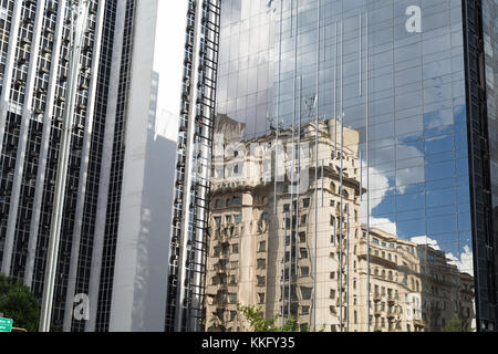 Le riflessioni di nuvoloso cielo blu e il vecchio edificio in un nuovo ufficio di vetro business building, Avenida Paulista (Paulista Avenue), Sao Paulo, Brasile Foto Stock