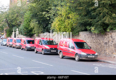 Fila di Royal Mail furgoni parcheggiati sulla strada a Haddington, East Lothian, Scozia, Regno Unito, Europa Foto Stock