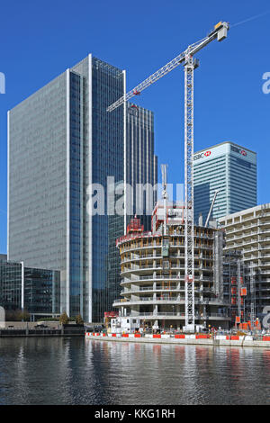 Costruzione di tre nuove torri residenziali a Canary Warf nei docklands di Londra, Regno Unito. Foto Stock