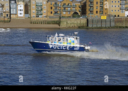 Un lancio della polizia londinese percorre velocemente il Tamigi. Mostrato viaggiare attraverso Wapping, East London, Regno Unito Foto Stock