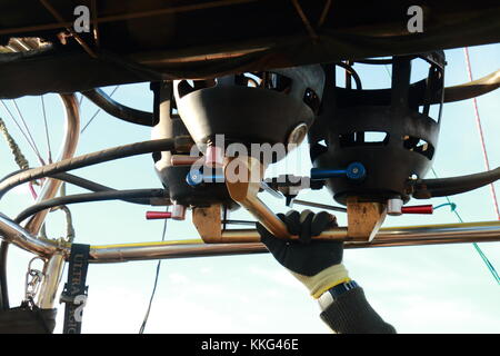 Persona che gestisce i controlli di una mongolfiera Foto Stock