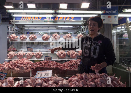 Athens, Grecia - 4 novembre 2017: butcher Vendita di polli e di varie altre carni per il mercato pubblico di Atene, dimotiky agora, noto anche come cento Foto Stock